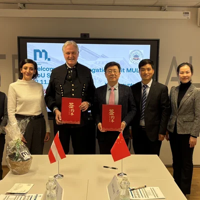 from left to right: Jie Zhou (China und Southeastasia Projectmanager, MIREU), Univ.-Prof. Susanne Michelic (Head of the Chair of Ferrous Metallurgy) und Rector Peter Moser together with the delegation of Anhui University of Technology (AHUT). Photo: © International Relations and European University/Simon Furggler. 
