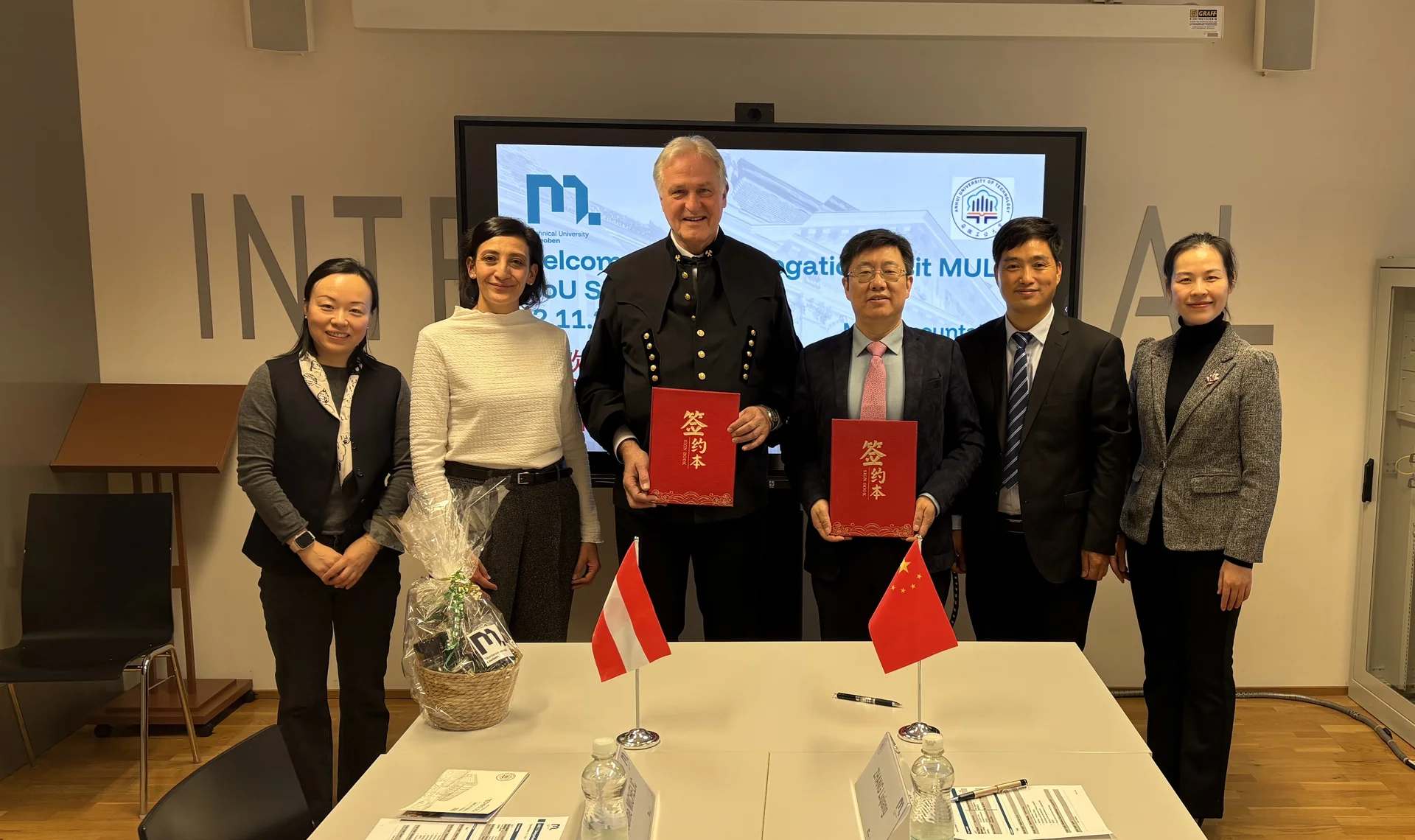 v.l.n.r.: Jie Zhou (China und Südostasien Projektmanagerin, MIREU), Univ.-Prof. Susanne Michelic (Leiterin des Lehrstuhls für Eisen- und Stahlmetallurgie) und Rektor Peter Moser gemeinsam mit der Delegation der Anhui University of Technology (AHUT). Foto: © International Relations and European University/Simon Furggler.