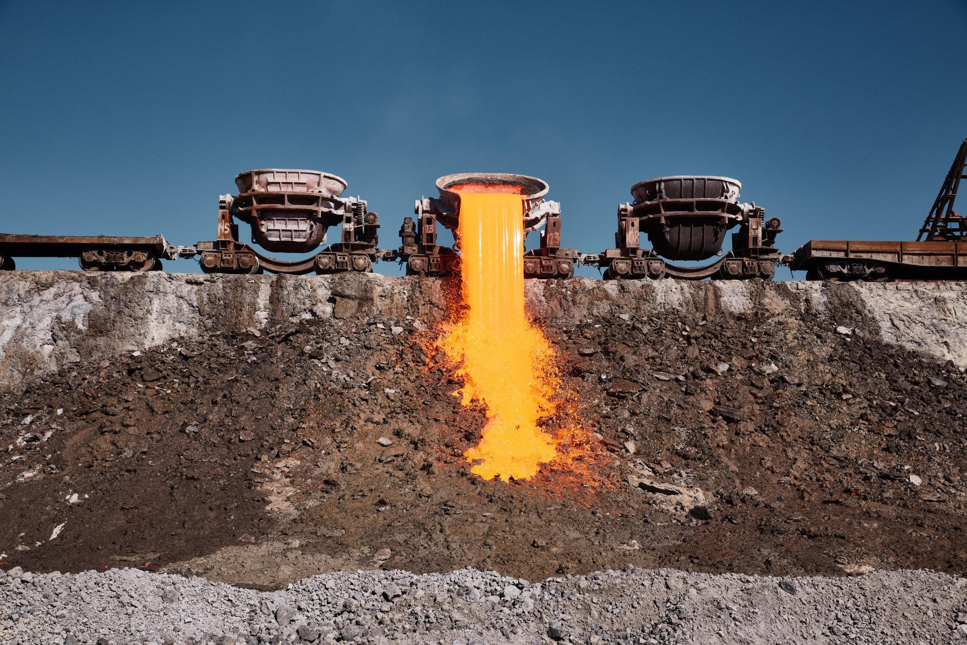 Im Rahmen des Forschungsprojektes sollen Reststoffe aus der Elektroofen-Stahlproduktion sinnvoll im Wertmetallkreislauf verwendet und in der Bindemittelproduktion eingesetzt werden können. Foto: © envato/lenina11only    