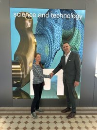 Dr. Eva Caspari gemeinsam mit Vizerektor Thomas Prohaska bei der Übergabe des Habilitationsbescheids. Foto: © MUL 