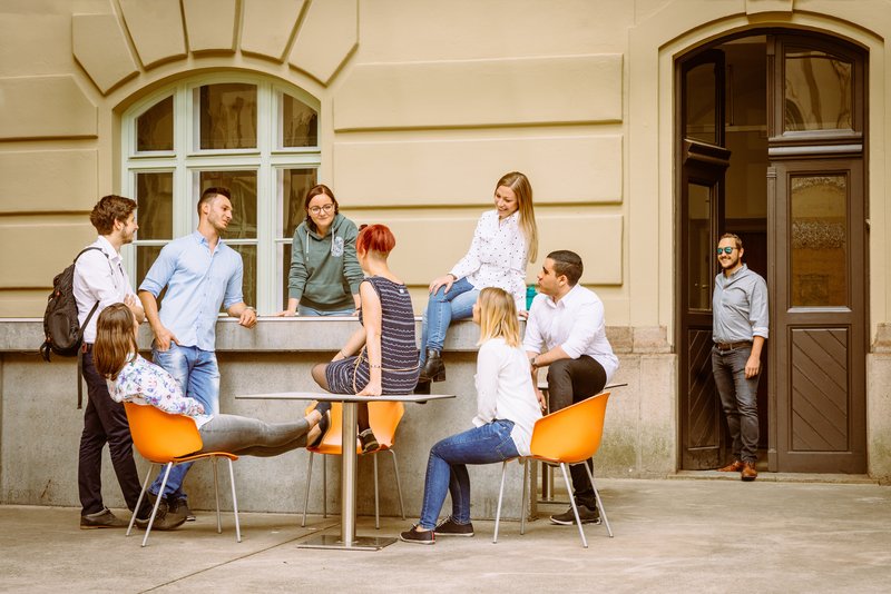 Gruppe im Innenhof der Montanuniversität