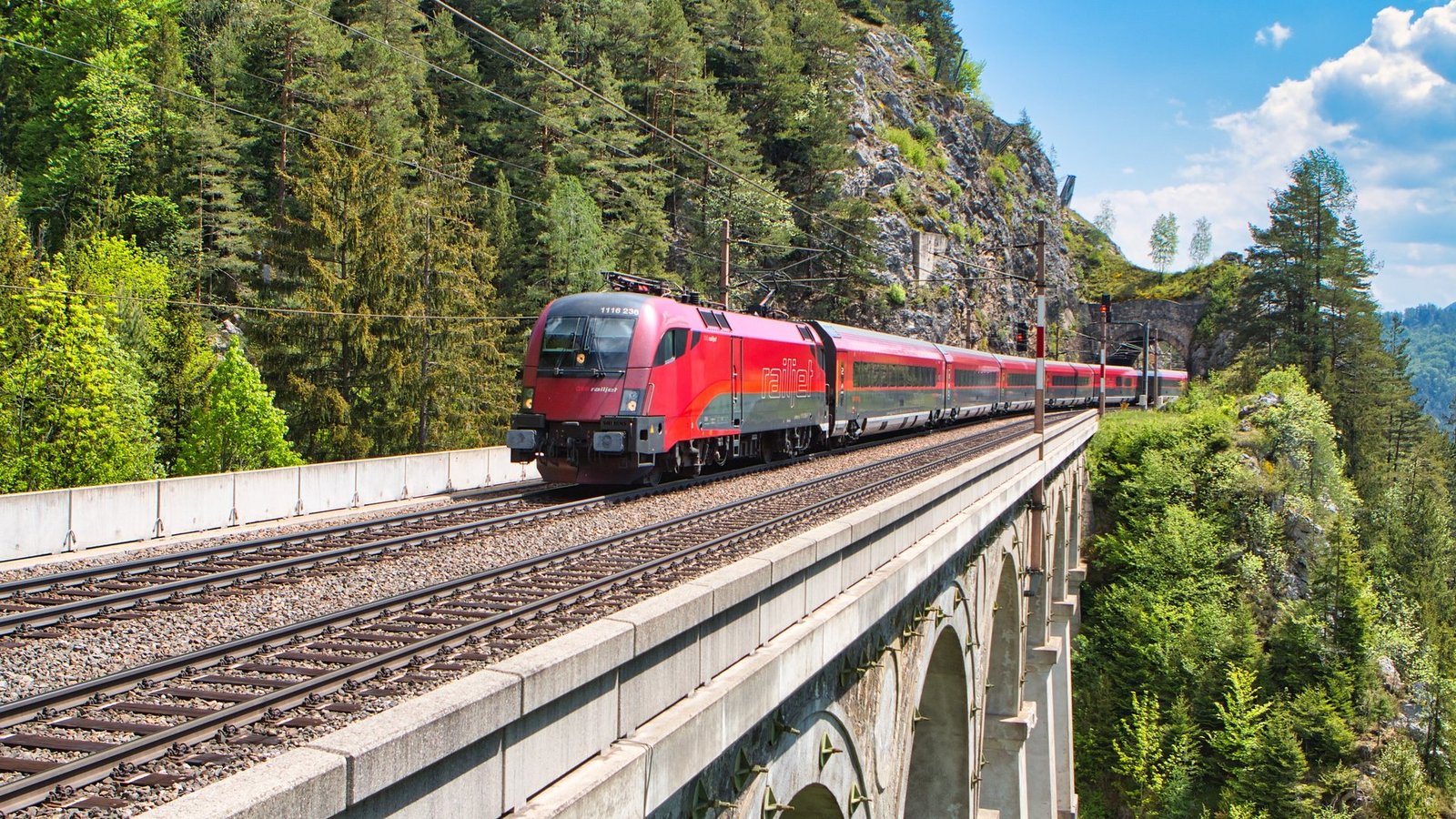 Zugreisen - als Studierender recht günstig und vor allem auch nachhaltig. train-g6c8138007_1920