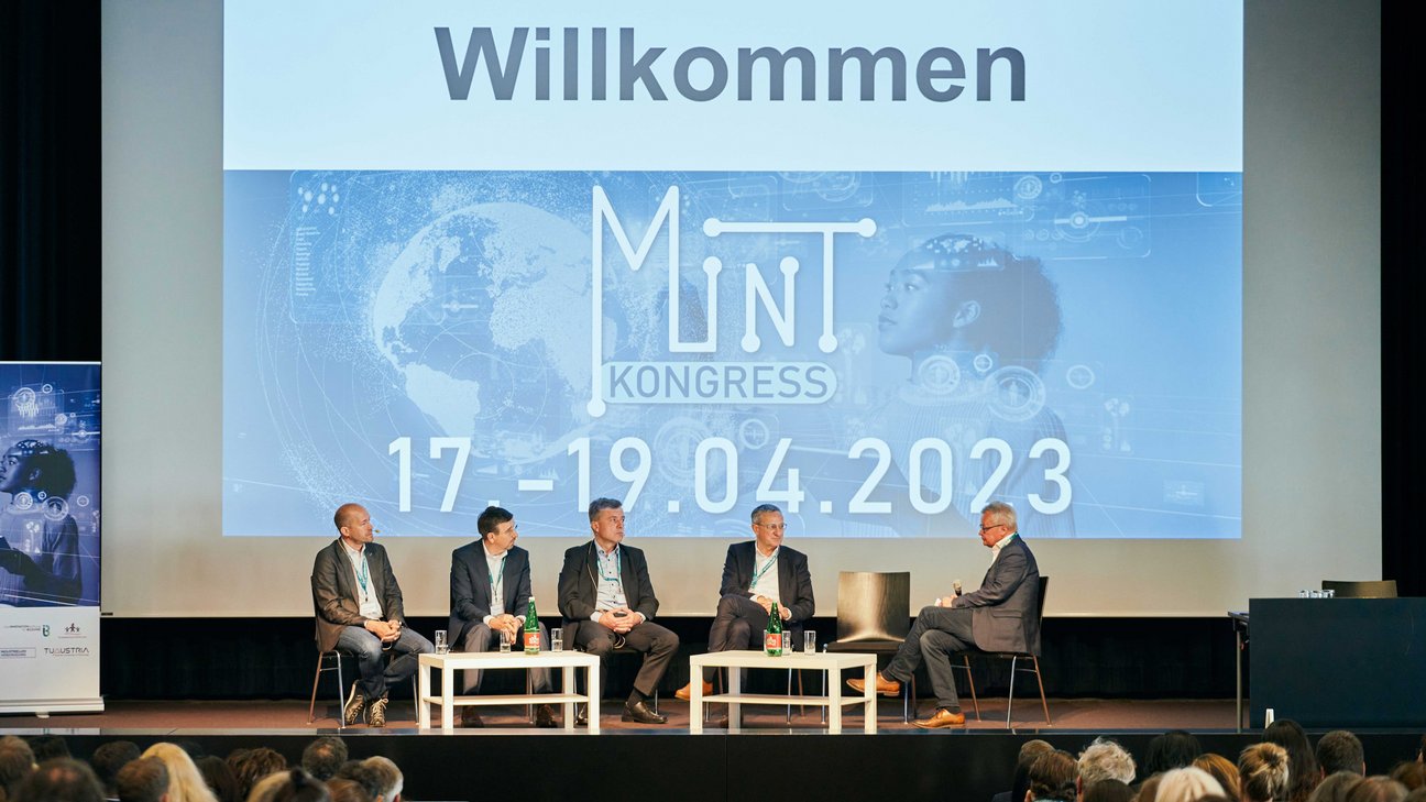 Von 17. bis 19. April 2023 findet an der Montanuniversität Leoben erstmals in Österreich ein dreitägiger MINT-Kongress statt, der mit einem umfangreichen Programm ein breites Publikum ansprechen und Vertreter*innen aus Wirtschaft und Forschung sowie Lehrkräften aller Schularten als Vernetzungsplattform dienen soll. THO08430_klein