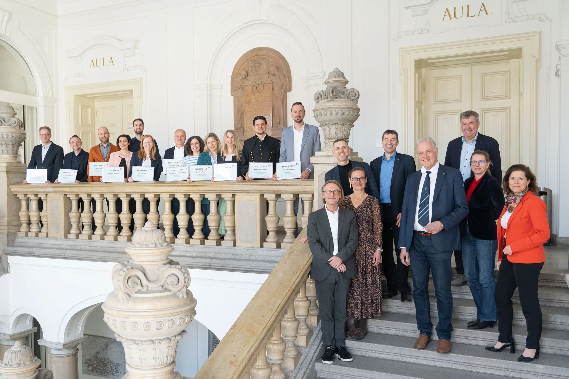 Die insgesamt zwölf Teilnehmenden der ersten Leadership Excellence Academy (LEA 1) bei der Zertifikatsverleihung: v.l.n.r.: Univ.-Prof. Dr. Florian Grün, Univ.-Prof. Dr. Peter Hofer-Hauser, Univ.-Prof. Dr. David Misch, Univ.-Prof. Dr. Susanne Michelic, Univ.-Prof. Dr. Markus Makoschitz, Ass.-Prof. Dr. Eva Gerold, Mag. Alexander Götz, Ass.-Prof. Dr. Alexia Tischberger-Aldrian, Dipl.-Ing. Caroline Fuchs, Mag. Nadine Schneller, Univ.-Prof. Dr. Ronald Schnitzer und Univ.-Prof. Dr. Thomas Grießer. Gruppe rechts v.l.n.r.: Andreas Wismek, Vizerektor Thomas Prohaska, Mag. Petra Brunner, Vizerektor Helmut Antrekowitsch, Rektor Peter Moser, Dr. Klaus Sapetschnig, Vizerektorin Manuela Raith und Vizerektorin Christina Holweg. Foto: © MUL/Tauderer