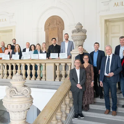 Die insgesamt zwölf Teilnehmenden der ersten Leadership Excellence Academy (LEA 1) bei der Zertifikatsverleihung: v.l.n.r.: Univ.-Prof. Dr. Florian Grün, Univ.-Prof. Dr. Peter Hofer-Hauser, Univ.-Prof. Dr. David Misch, Univ.-Prof. Dr. Susanne Michelic, Univ.-Prof. Dr. Markus Makoschitz, Ass.-Prof. Dr. Eva Gerold, Mag. Alexander Götz, Ass.-Prof. Dr. Alexia Tischberger-Aldrian, Dipl.-Ing. Caroline Fuchs, Mag. Nadine Schneller, Univ.-Prof. Dr. Ronald Schnitzer und Univ.-Prof. Dr. Thomas Grießer. Gruppe rechts v.l.n.r.: Andreas Wismek, Vizerektor Thomas Prohaska, Mag. Petra Brunner, Vizerektor Helmut Antrekowitsch, Rektor Peter Moser, Dr. Klaus Sapetschnig, Vizerektorin Manuela Raith und Vizerektorin Christina Holweg. Foto: © MUL/Tauderer
