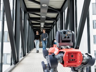 Mitarbeiter mit Roboterhund