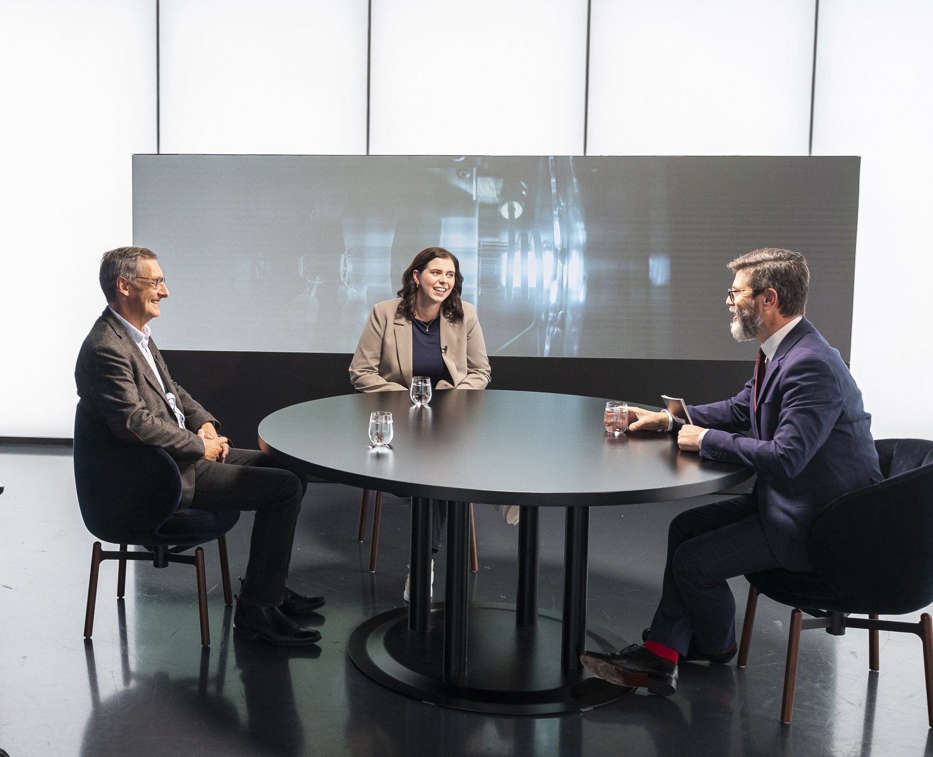 Univ.-Prof. Christian Mitterer (l.) und Dipl.-Ing. Magdalena Kirchmair (m.) beim Gespräch mit Michael Köttritsch (r.) von der Presse.Foto: © „Die Presse“/Roland Rudolph 