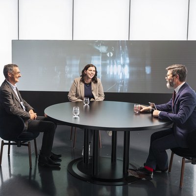 Univ.-Prof. Christian Mitterer (l.) und Dipl.-Ing. Magdalena Kirchmair (m.) beim Gespräch mit Michael Köttritsch (r.) von der Presse.Foto: © „Die Presse“/Roland Rudolph 