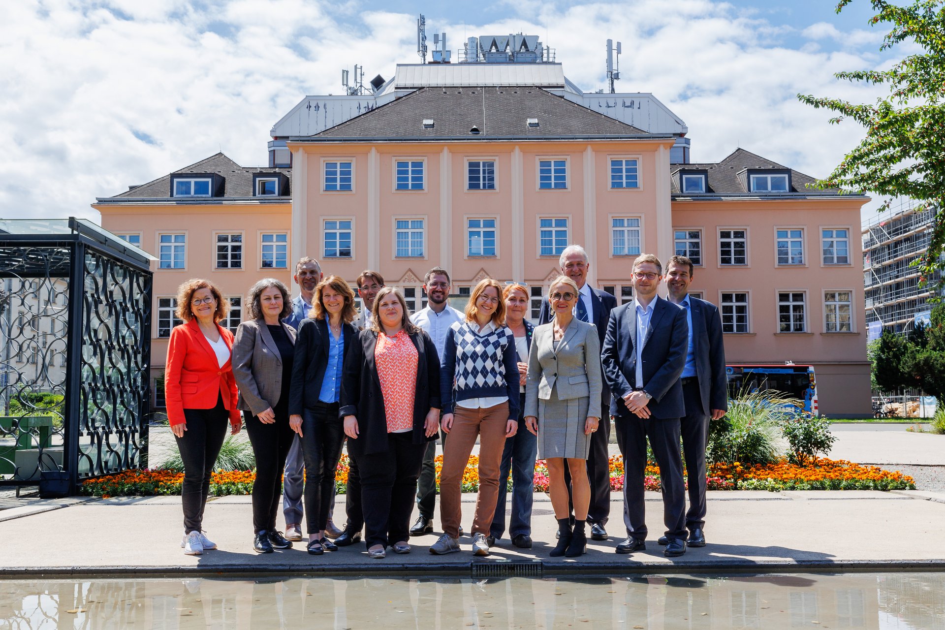 Gruppenfoto von Mitarbeiter*innen unterschiedlicher Fachabteilungen des Bundesministeriums für Bildung, Wissenschaft und Forschung und der Montanuniversität Leoben.