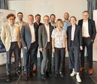 Eine Gruppe von Mitarbeiterinnen und Mitarbeitern des Innovationsnetzwerks „NEFI – New Energy for Industry.