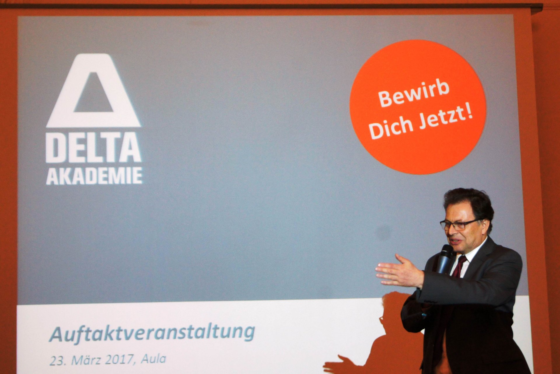 Rektor Wilfried Eichlseder moderiert die Auftaktveranstaltung in der Aula