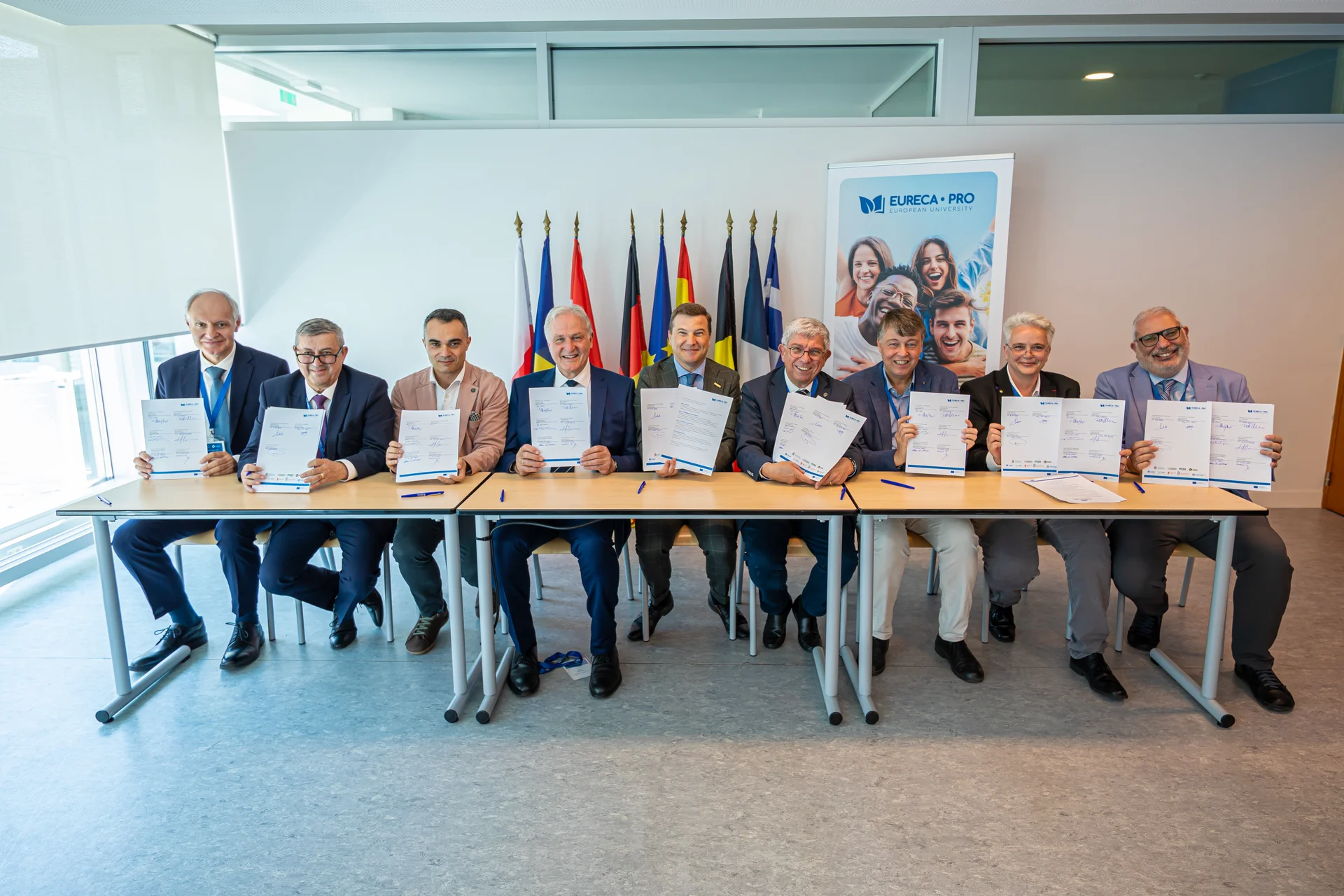 Rektor Peter Moser (4. v. l.) bei der Unterzeichnung der Absichtserklärung, gemeinsam mit den Rektor*innen der anderen acht Partneruniversitäten. Foto: © EURECA-PRO