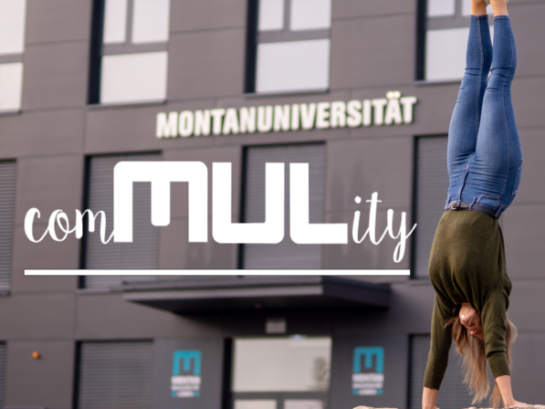 ComMULity Logo vor dem Gebäude der Montanuniversität Leoben.