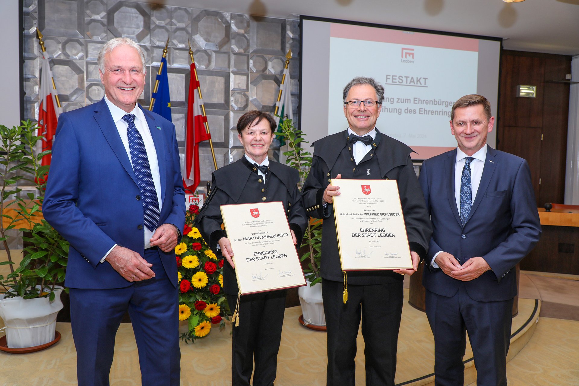 Rektor Peter Moser (l.) und Martha Mühlburger (zweite von l.) mit Bürgermeister Kurt Wallner (zweiter von r.) und Wilfried Eichlseder (r.). 