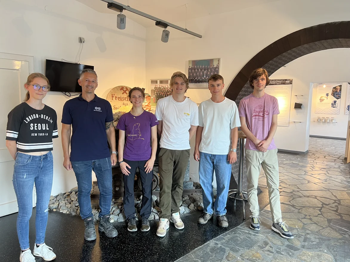 Die Teilnehmer*innen der CampDays 2025 an der Montanuniversität Leoben hören gespannt zu.