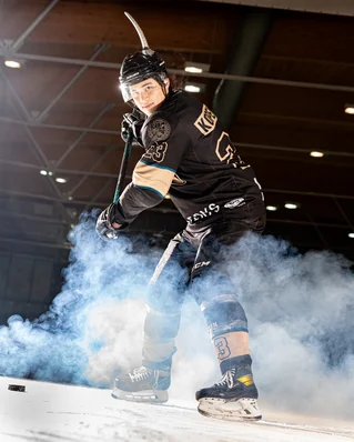 Ein Eishockey-Spieler der Golden Minors in Action.