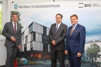 Hans-Peter Weiss (BIG), Rektor Wilfried Eichlseder (Montanuniversität) und Kurt Wallner (Bürgermeister der Stadt Leoben) bei der Präsentation des Siegerprojekts