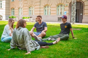 Studierende sitzen im Gras und lernen.