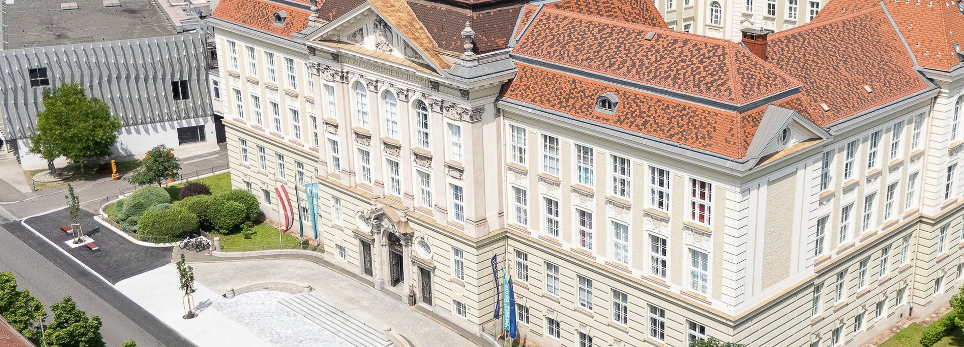 Main building of the TU.