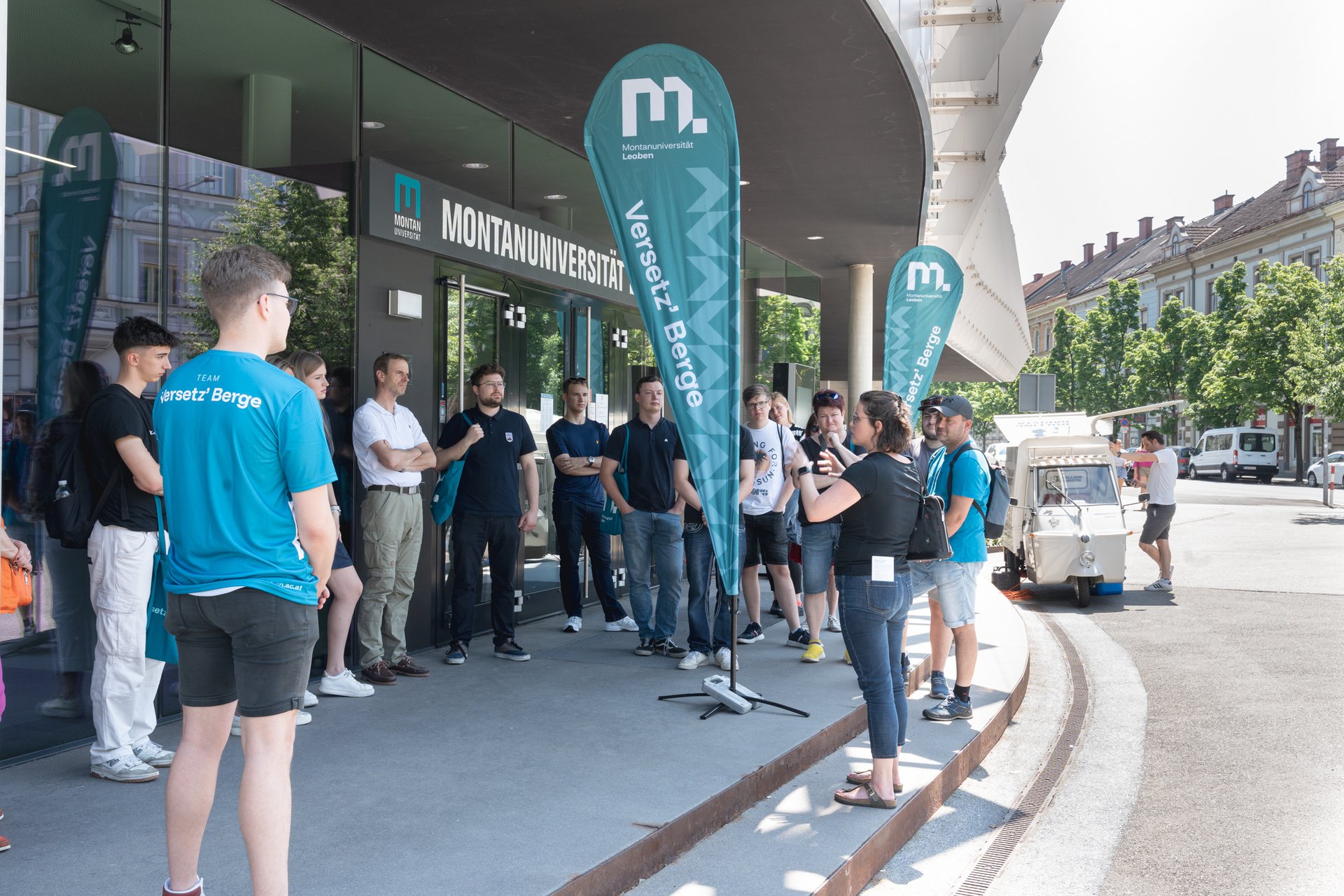 Info-Tag an der Montanuniversität Leoben. Foto: © MUL/Stefanie Luschin Die Besucher*innen des Info-Tags versammeln sich vor dem Erzherzog-Johann-Trakt und werden durch die Stadt geführt.