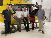 Vor dem Hubschrauber Christophorus 17 (C17) stehen Robert Galler, Jürgen Antrekowitsch, Rektor Peter Moser, Stützpunktleiter Captain Thomas Leitold und Altrektor Wilfried Eichlseder.