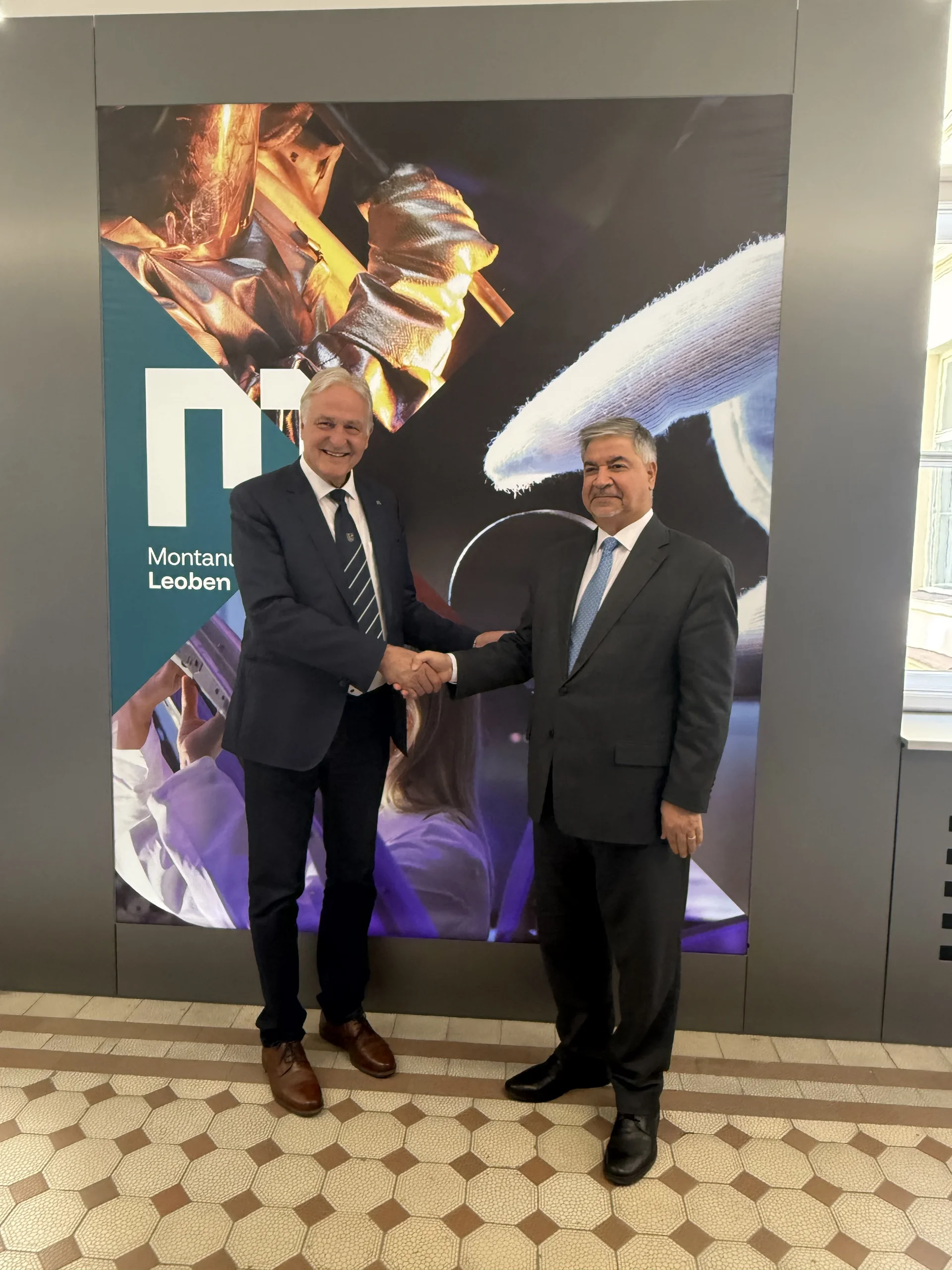 Rektor Peter Moser (l.) gemeinsam mit dem irakischen Botschafter in Österreich Dr. Hisham Ali Akbar Ibrahim Al Alawi (r.). Foto: © MUL