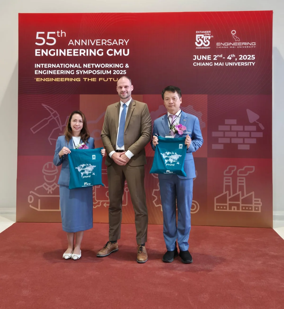 Priv.-Doz. Dr. Manuel Woschank (mitte) beim 55. International Networking and Engineering Symposium 2025 in Chiang Mai, Thailand. Foto: © Privat.