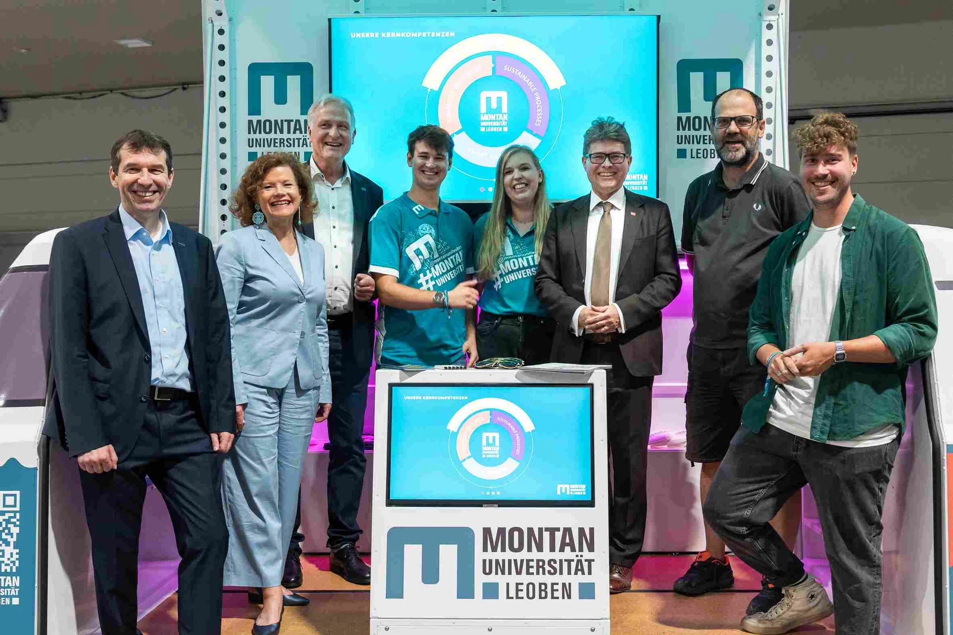 Lukas Weiss von der Brau Union, Harry Jenner, Geschäftsführer des FM4-FreQuency-Festivals, Bundesminister Martin Polaschek, Rektor Peter Moser von der Montanuniversität Leoben, Christina Holweg, Vizerektorin für Marketing und Stakeholdermanagement von der Montanuniversität Leoben und Helmut Antrekowitsch, Vizerektor für Forschung und Nachhaltigkeit von der Montanuniversität Leoben bei der Pressekonferenz Live-Upcycling von Aluminiumdosen beim FM4-FreQuency-Festival © MUL/Harald Tauderer
