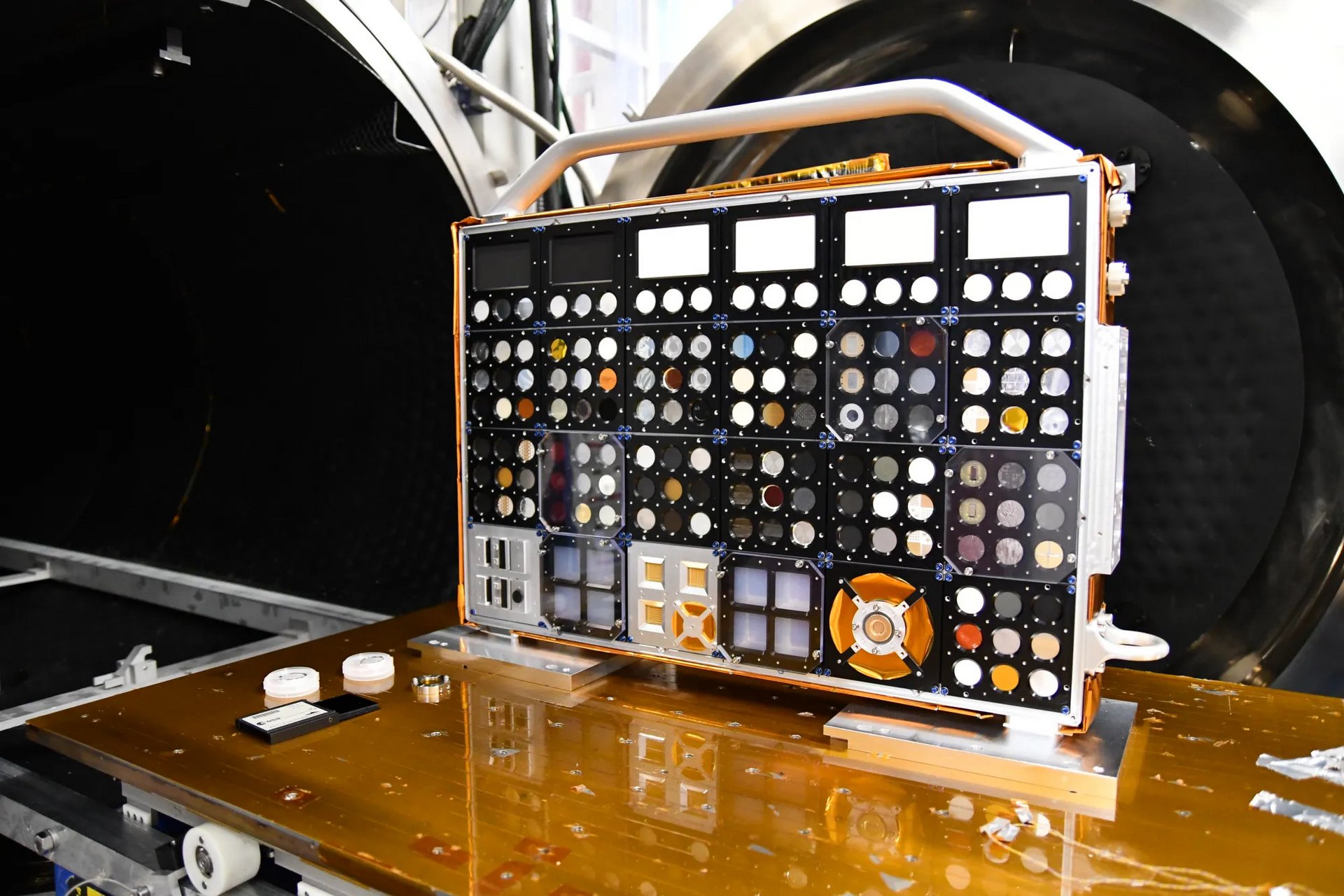 Vorbereitung eines Experiments (Credit: Centre National d’Etudes Spatiales)