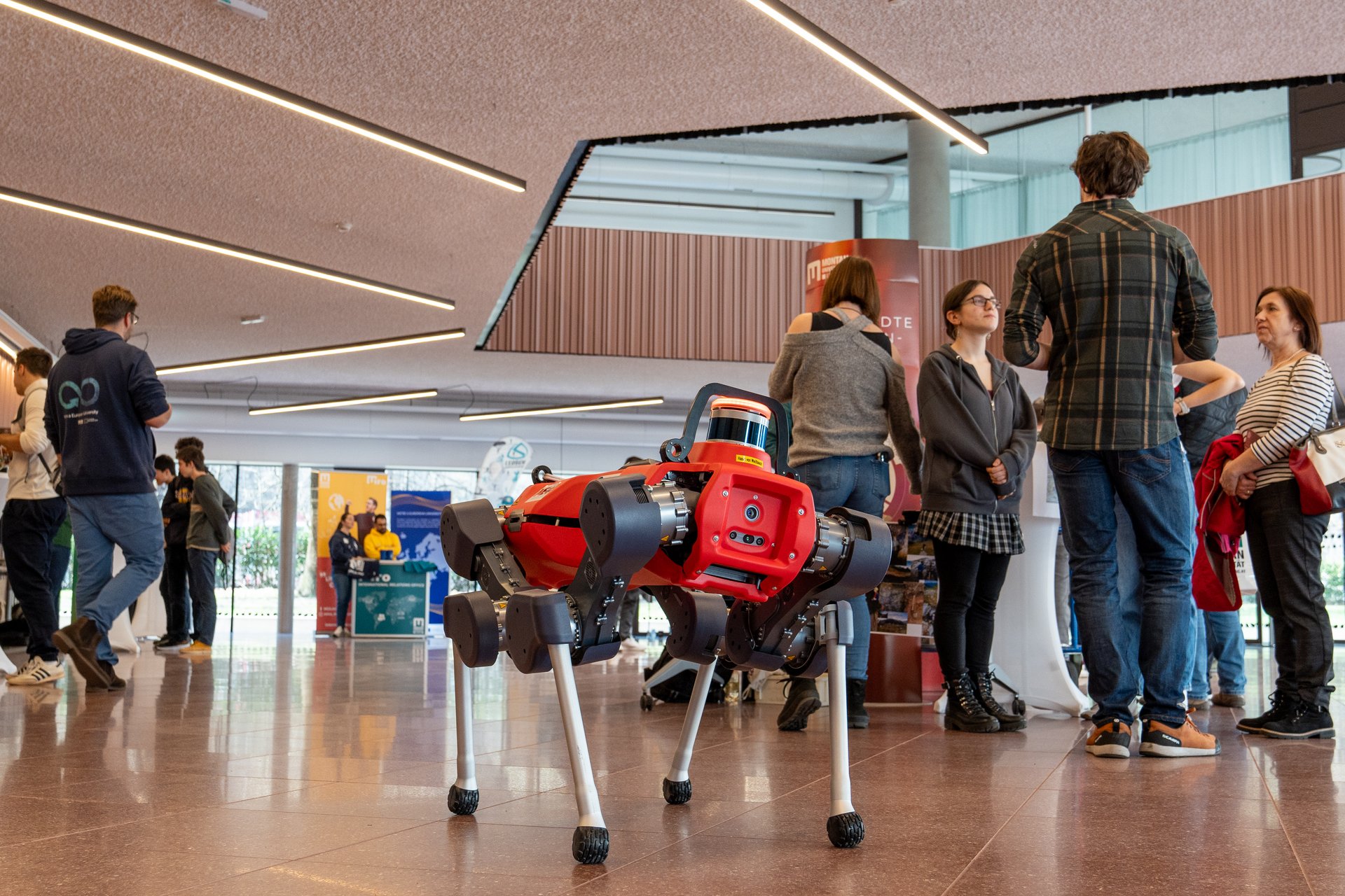 Info-Tag an der Montanuniversität Leoben. Foto: © MUL/Stefanie Luschin Besucher*innen des Info-Tags lassen sich beraten.