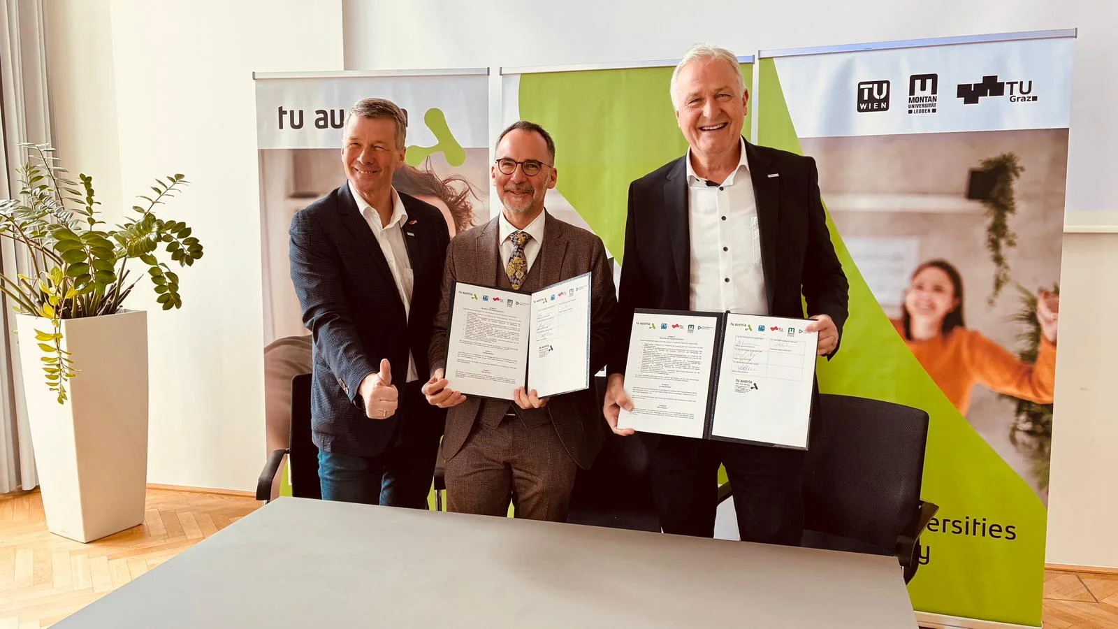Rektor Horst Bischof (TU Graz), Patentamtspräsident Stefan Harasek und Rektor Peter Moser (Montanuniversität Leoben). Foto: © TU Wien/Herbert Kreuzeder