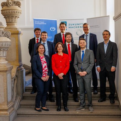 v.l.n.r. hintere Reihe: Dipl.-Ing. Markus Pohler (CERATIZIT Austria GmbH), Lukas Wild (CERATIZIT Austria GmbH), Univ.-Prof. Dipl.-Ing. Dr. Christian Mitterer (Leiter des Departments Werkstoffwissenschaft). Mitte v.l: Vizerektor für Forschung und Nachhaltigkeit Univ.-Prof. Dipl.-Ing. Dr. Helmut Antrekowitsch, Dr. Christoph Czettl (R&D Manager/ R&D Cutting Tools bei CERATIZIT), Dr. Lorenz Romaner (Lehrstuhl für Metallkunde). Vorne v.l.: Priv.-Doz. Dr. Nina Schalk (Lehrstuhl für funktionale Werkstoffe und Werkstoffsysteme), Dipl.-Ing. Mag. Brigitte Müller von der Christian Doppler Forschungsgesellschaft und Dipl.-Ing. Dr. Michael Tkadletz (Lehrstuhl für funktionale Werkstoffe und Werkstoffsysteme). Foto: © MUL/Stöbbauer 