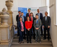 v.l.n.r. hintere Reihe: Dipl.-Ing. Markus Pohler (CERATIZIT Austria GmbH), Lukas Wild (CERATIZIT Austria GmbH), Univ.-Prof. Dipl.-Ing. Dr. Christian Mitterer (Leiter des Departments Werkstoffwissenschaft). Mitte v.l: Vizerektor für Forschung und Nachhaltigkeit Univ.-Prof. Dipl.-Ing. Dr. Helmut Antrekowitsch, Dr. Christoph Czettl (R&D Manager/ R&D Cutting Tools bei CERATIZIT), Dr. Lorenz Romaner (Lehrstuhl für Metallkunde). Vorne v.l.: Priv.-Doz. Dr. Nina Schalk (Lehrstuhl für funktionale Werkstoffe und Werkstoffsysteme), Dipl.-Ing. Mag. Brigitte Müller von der Christian Doppler Forschungsgesellschaft und Dipl.-Ing. Dr. Michael Tkadletz (Lehrstuhl für funktionale Werkstoffe und Werkstoffsysteme). Foto: © MUL/Stöbbauer 
