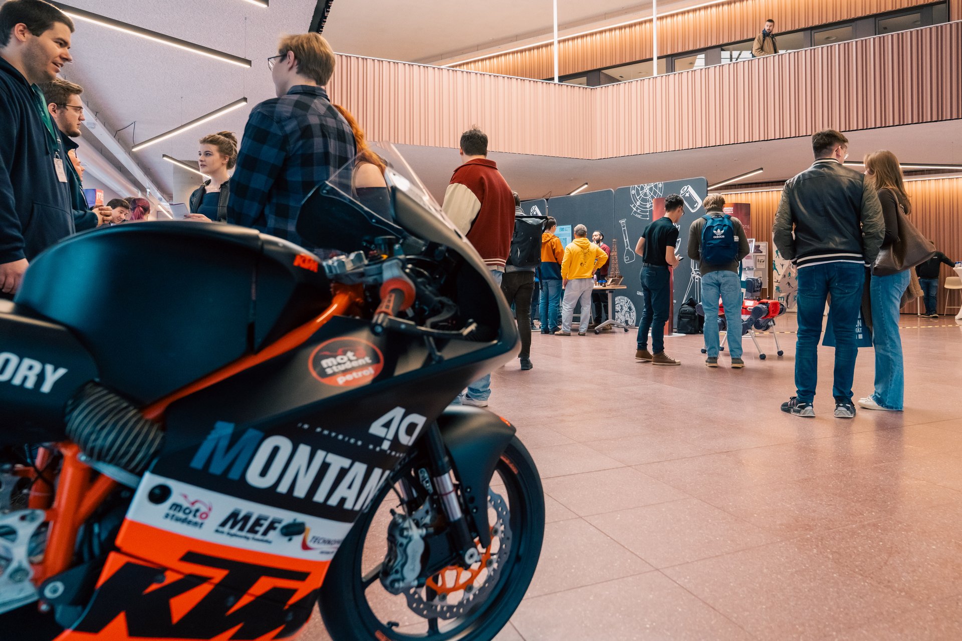 Info-Tag an der Montanuniversität Leoben. Foto: © MUL/Fazokas Interessent*innen werden am Info-Tag beraten.