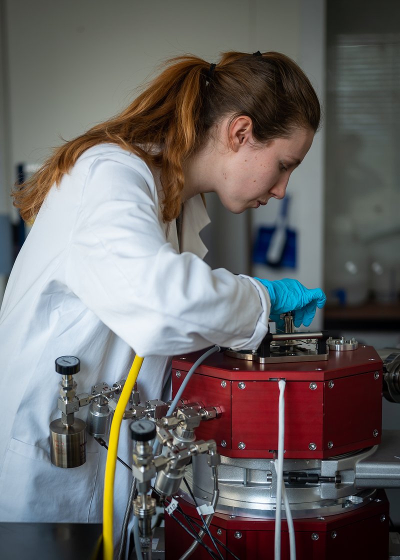 Johanna im Labor an der Beschichtungsmaschine. Johanna_im_Labor_an_der_Beschichtungsmaschine__Hochformat_