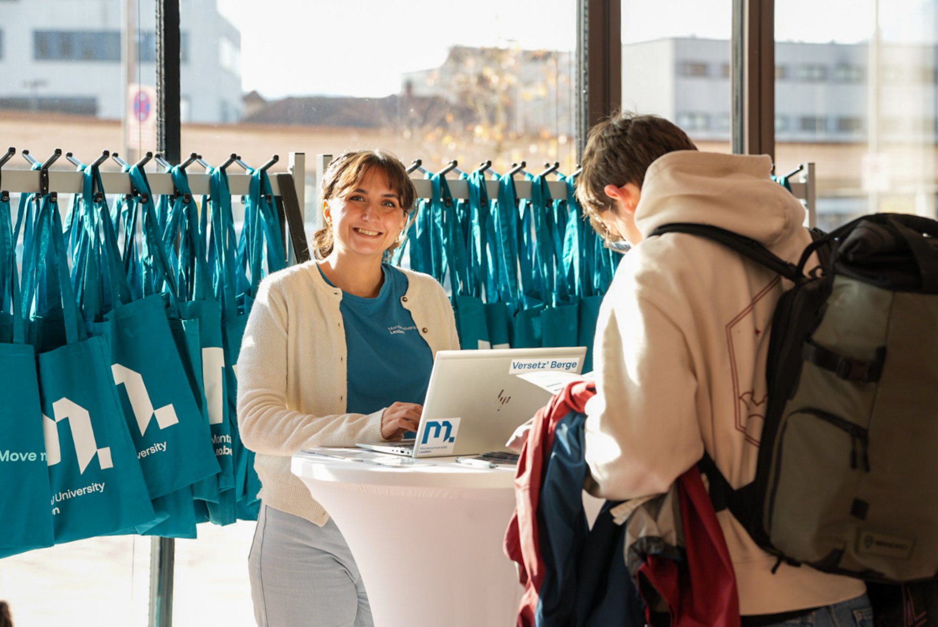 Studienberatung, Workshops und Campus-Führungen warten auf dich beim Info-Tag. Foto: © MUL Eine Mitarbeiterin berät einen Besucher am Info-Tag.