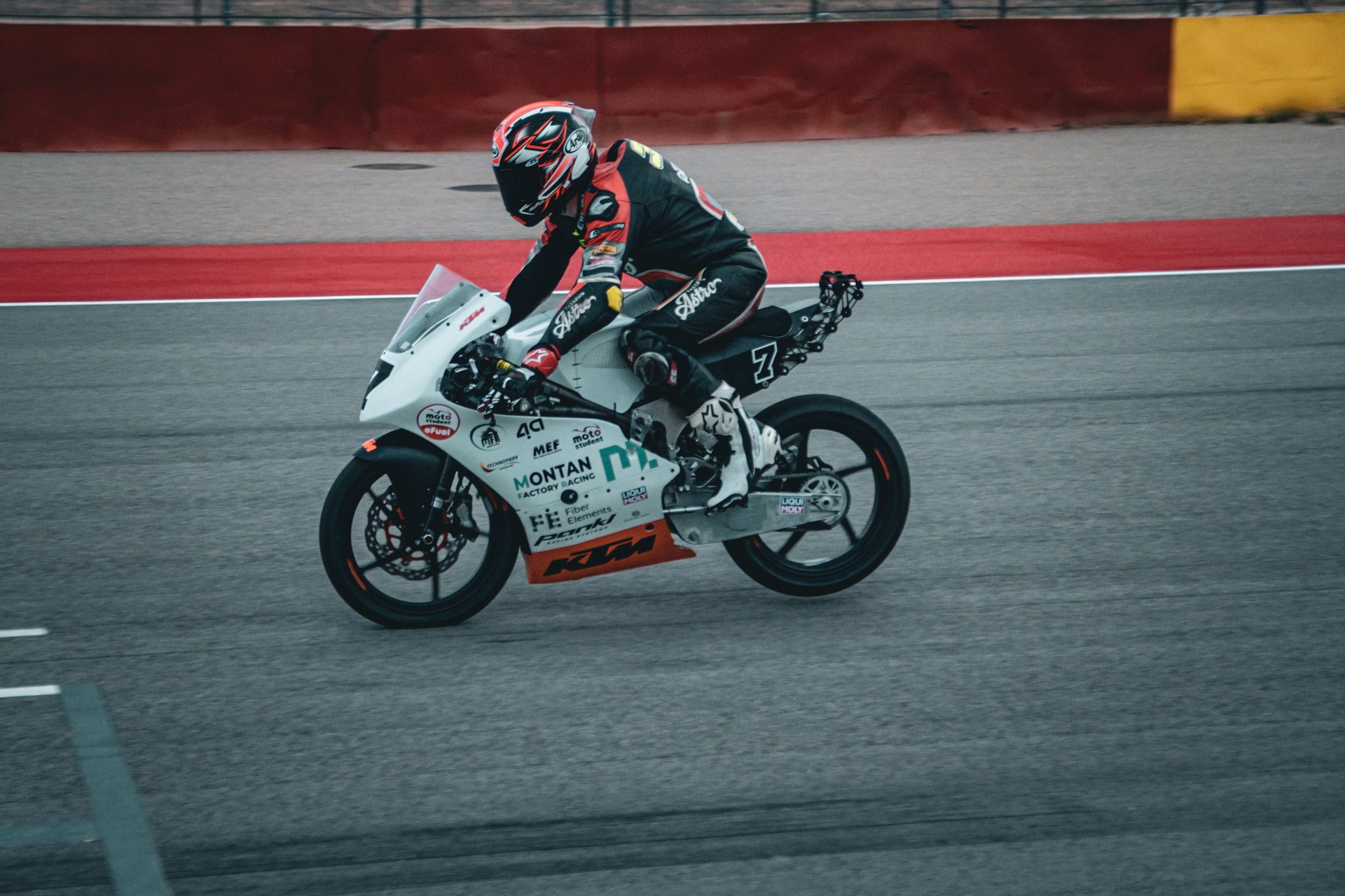 Großer Erfolg auf der Strecke: Der Prototyp mit dem neuartigen Basaltfaser-Heckrahmen beim finalen MotoStudent-Event auf der MotoGP-Strecke. Foto: © MUL/ Niklas Kirchner