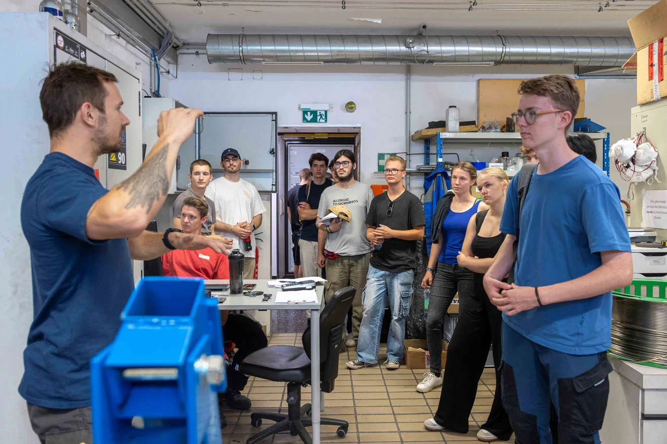 Die Teilnehmer*innen der CampDays 2025 an der Montanuniversität Leoben hören gespannt zu.