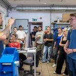Die Teilnehmer*innen der CampDays 2025 an der Montanuniversität Leoben hören gespannt zu.