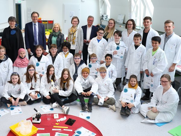 Gruppenfoto im Lehr-Lern-Labor mit Schüler:innen und u. a. dem Betreuungsteam