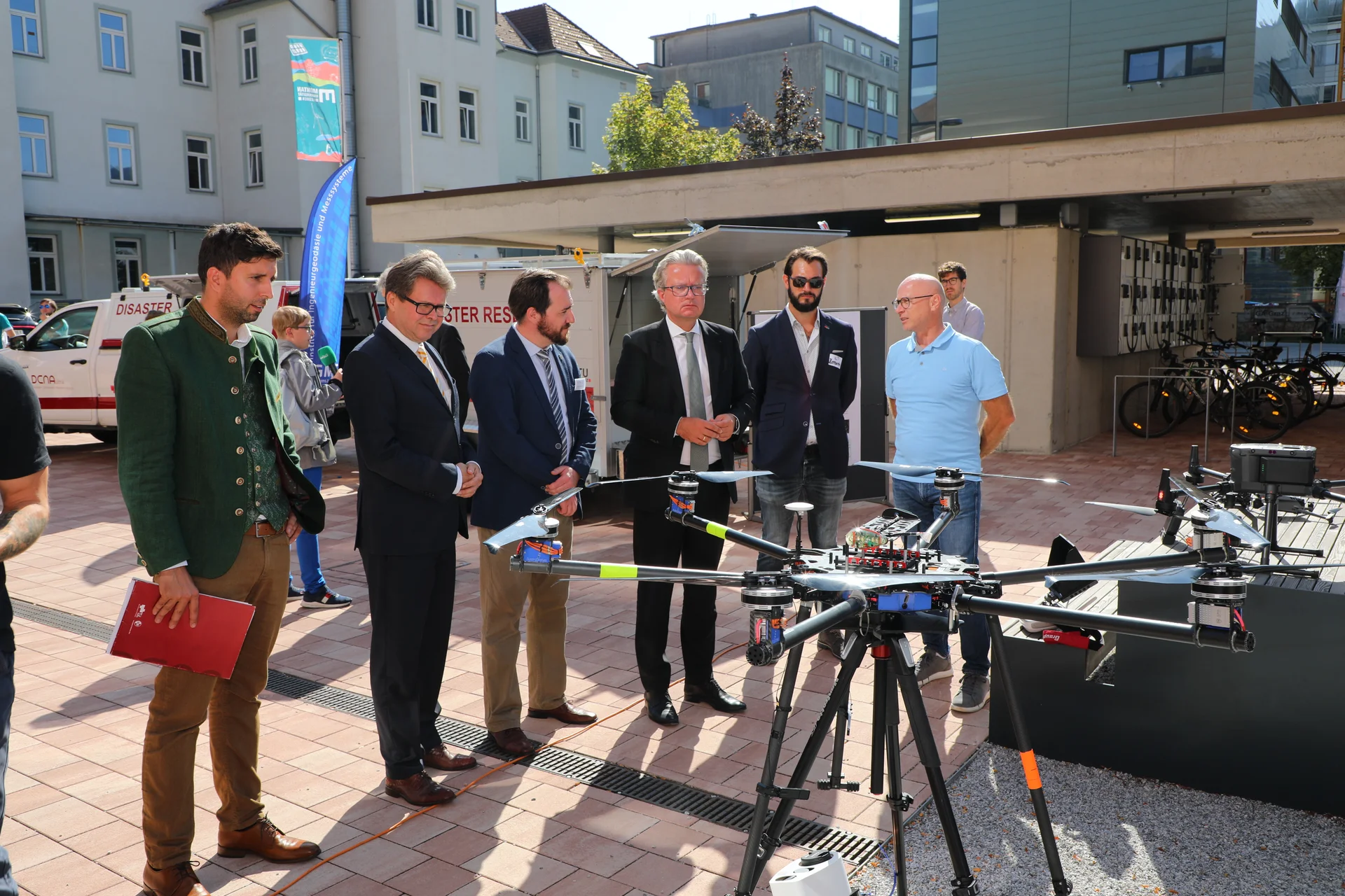 Interessierte konnten sich über die neuesten technologischen Entwicklungen informieren, wie auch Bildungsminister Polaschek und Landeshauptmann Drexler. Bildungsminister Polaschek und Landeshauptmann Drexler mit Interessierten der Tagung.