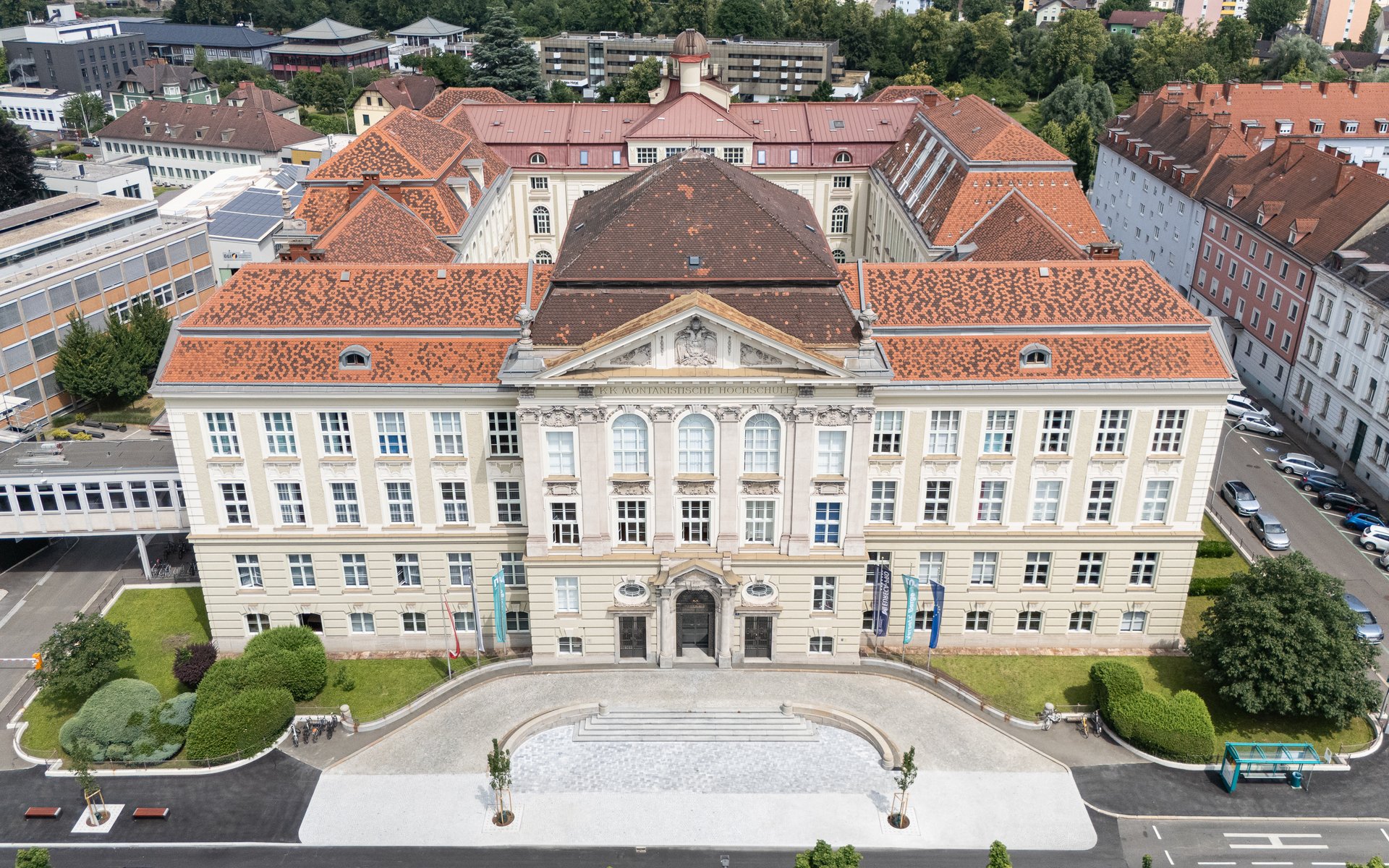 Das Gebäude der Montanuniversität von oben.