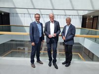 v.l.n.r.: Leiter Fakultät für Technik & Wirtschaft Franz Fidler, Rektor Peter Moser und Hochschulleiter Hannes Raffaseder. Foto: © FH St. Pölten. 