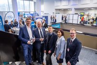Studierende und Unternehmensvertreter*innen bei der Messe.