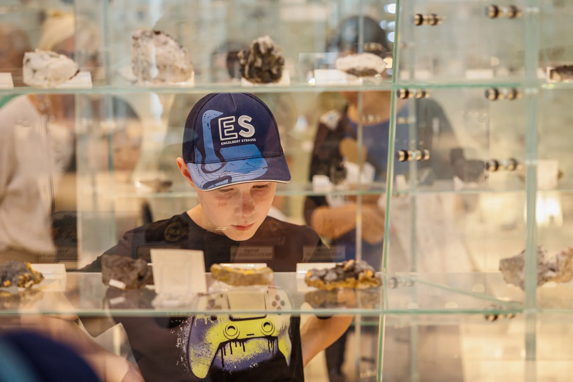 Besucher*innen bei der Besichtigung der Kristall- und Mineraliensammlung des Lehrstuhls für Rohstoffmineralogie.