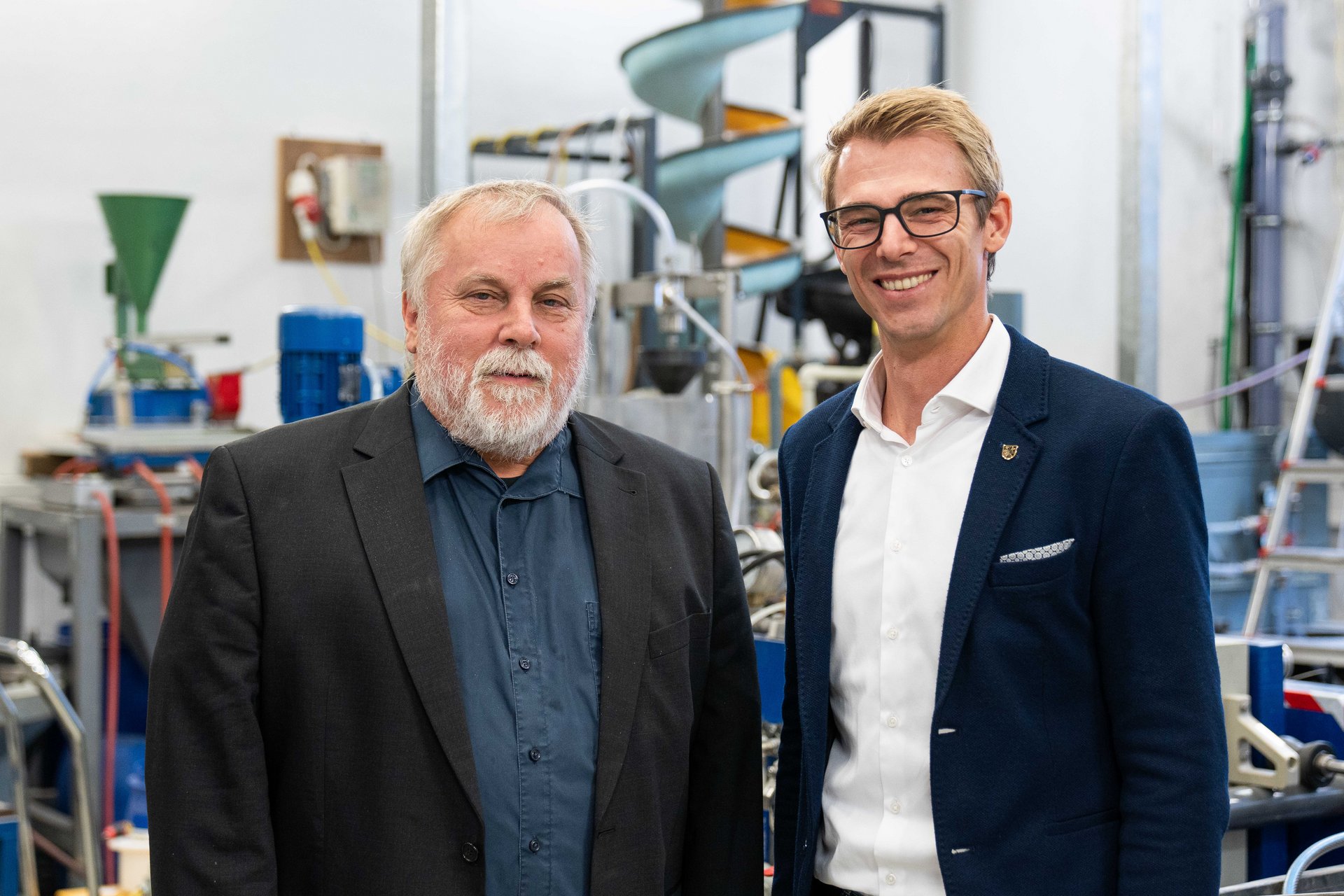 Zwei Professoren in einem Labor, Nikolaus Sifferlinger und Eric Fimbinger.