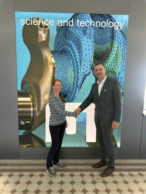 Dr. Eva Caspari gemeinsam mit Vizerektor Thomas Prohaska bei der Übergabe des Habilitationsbescheids. Foto: © MUL