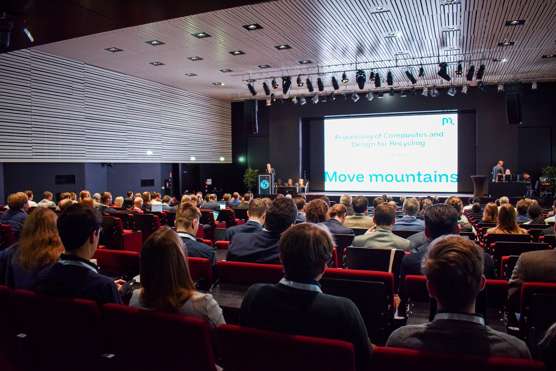 Ewald Fauster eröffnet die Konferenz mit einer Vogelschau über 15 Jahre Lehrstuhl für Verarbeitung von Verbundwerkstoffen und Design für Recycling. Foto: © Department Kunststofftechnik/Tanja Grössing.