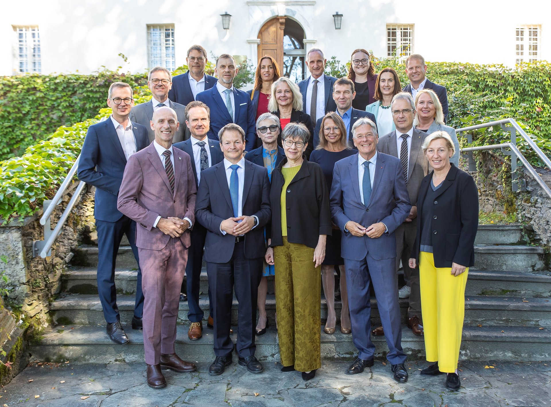 Vizerektor Thomas Prohaska (letzte Reihe, 2.v.l.) und Vizerektor Helmut Antrekowitsch (3 Reihe, 2.v.r.) bei der Hochschulkonferenz in Klagenfurt am Wörthersee. Foto: © LPD Kärnten/Gleiss
