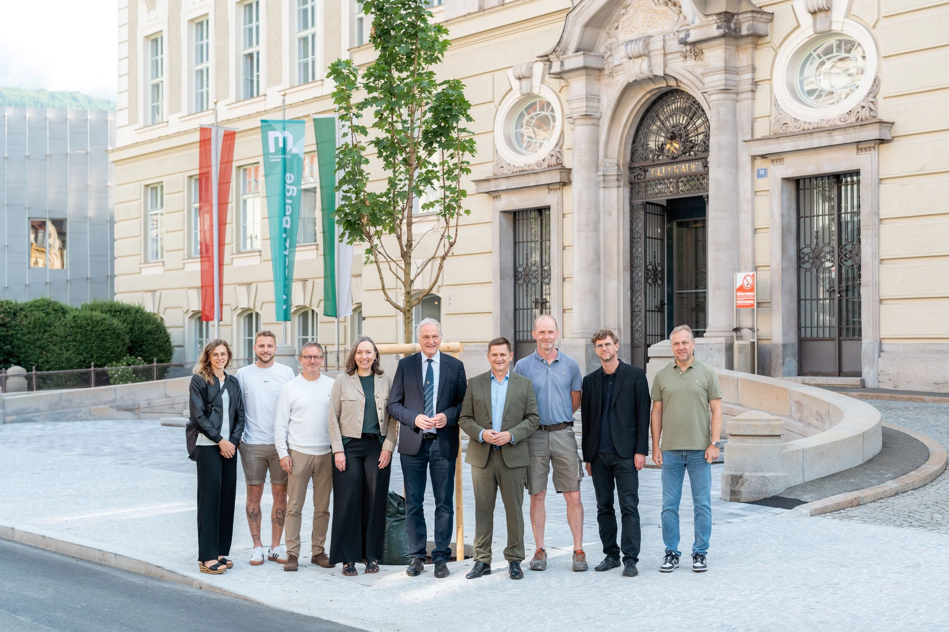 v. l.n.r.: Anne-Kathrin Rumpold (Stadt Leoben), Tobias Dorn (Bauleiter Granit), Claus Hiebler (Stadt Leoben), Gemeinderätin Susanne Sinz (Ausschussvorsitzende), Rektor Peter Moser, Bürgermeister Kurt Wallner, Gerhard Perhofer (Polier Granit), Stadtbaudirektor Heimo Berghold und Werner Feuchtgraber (Granit). Foto: © MUL/Thomas Fazokas